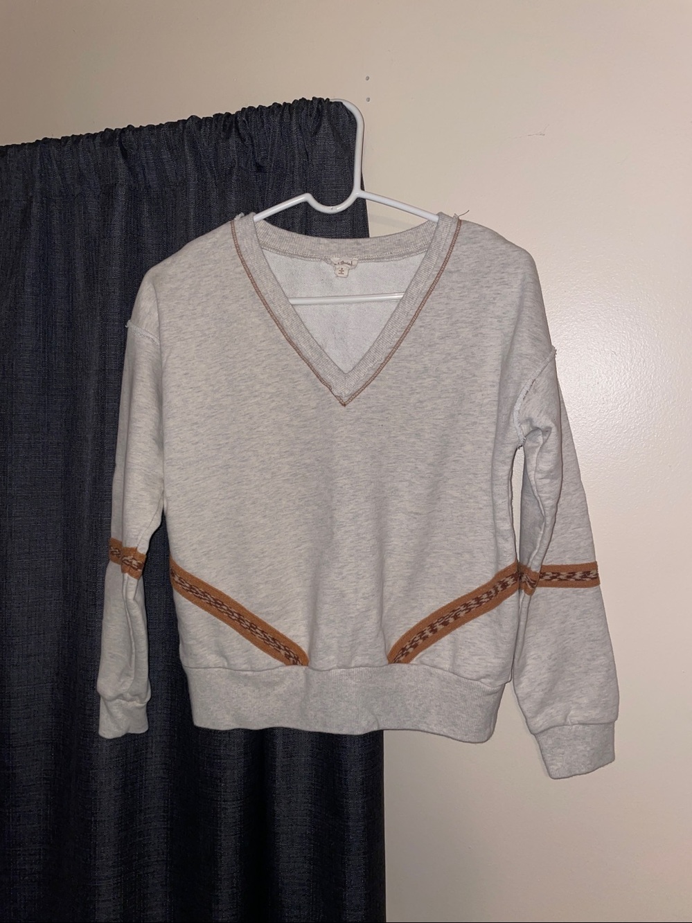 Hem & thread sweatshirt